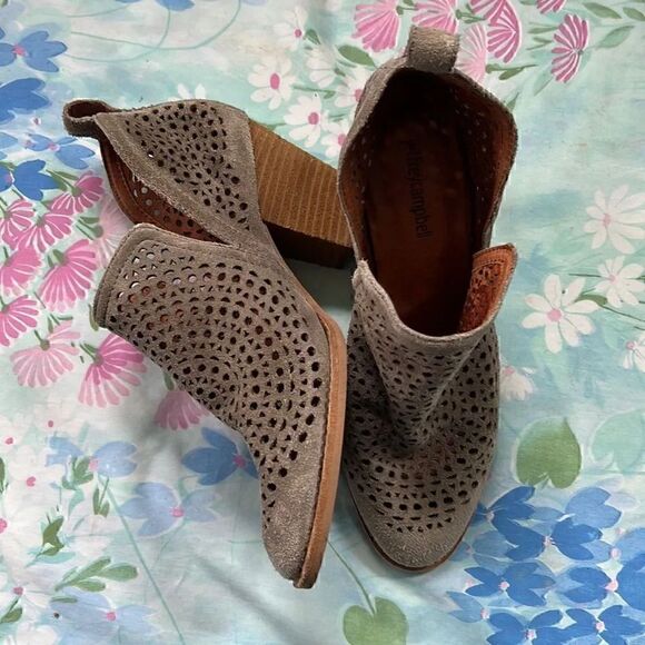 Jeffrey Campbell Rosalee Taupe Gray Perforated Ankle Booties Size 7.5 - Picture 1 of 9